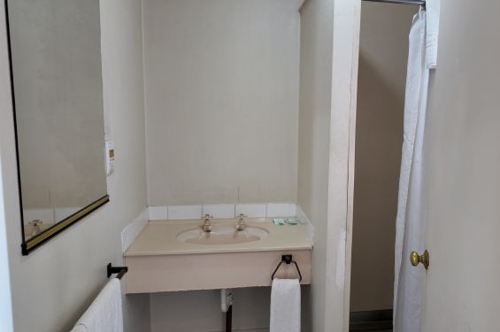 Studio with Courtyard bathroom